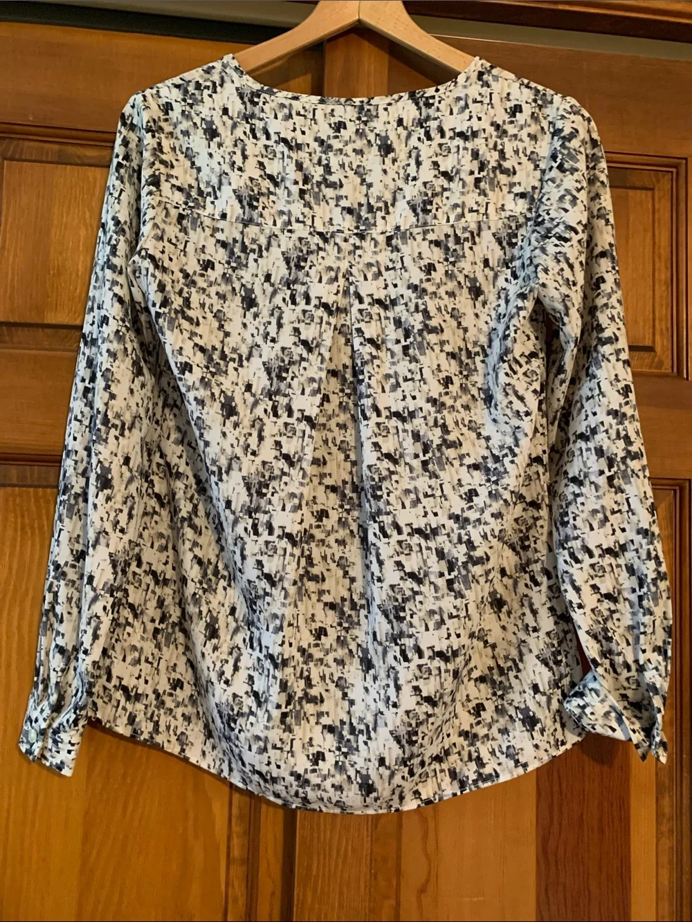 Cabi Lightweight Black and White Patterned V-Neck Women's Top
